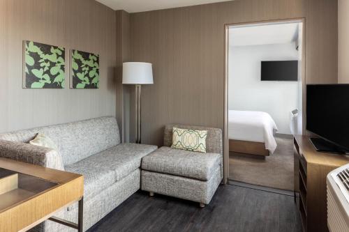 Suite Junior de 1 dormitorio - Cama extragrande del hotel Element New York Times Square West. Foto 2