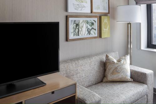 Habitación Doble - adaptada para personas con problemas de audición - cama extragrande del hotel Element New York Times Square West