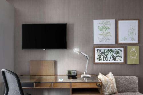 Habitación Doble - adaptada para personas con problemas de audición - cama extragrande del hotel Element New York Times Square West. Foto 4