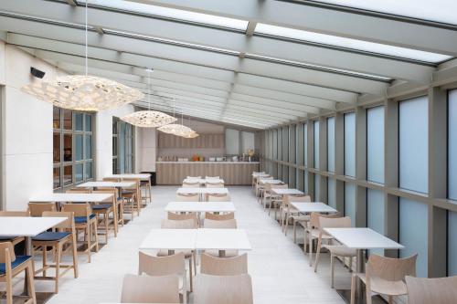 Habitación Doble - adaptada para personas con problemas de audición - cama extragrande del hotel Element New York Times Square West. Foto 6