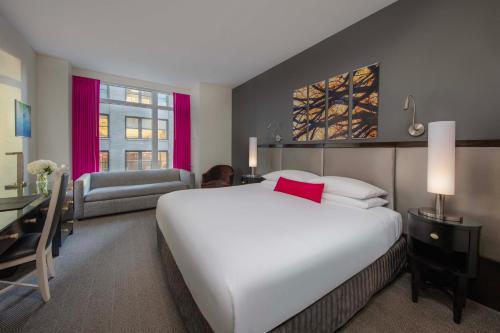 Habitación Superior - 1 cama grande del hotel Royalton Park Avenue. Foto 1