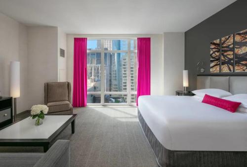 Habitación Deluxe con cama extragrande del hotel Royalton Park Avenue. Foto 3