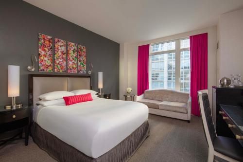 Habitación Superior con cama extragrande del hotel Royalton Park Avenue. Foto 2