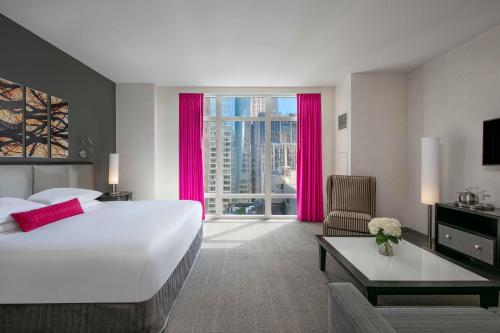 Habitación Deluxe con cama extragrande del hotel Royalton Park Avenue. Foto 2
