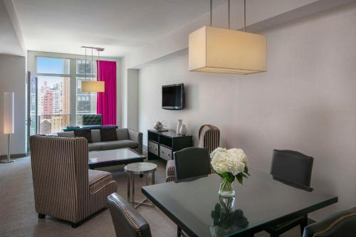 Suite Royalton del hotel Royalton Park Avenue. Foto 1