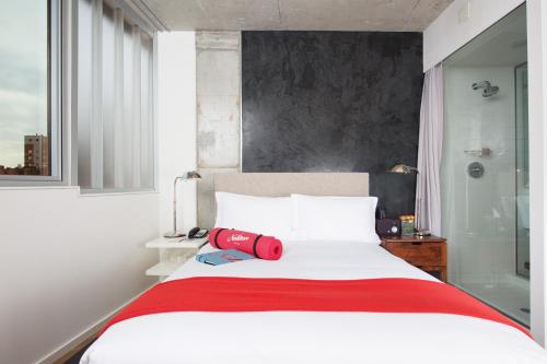 Habitación Deluxe - 1 cama grande del hotel Nolitan Hotel. Foto 7