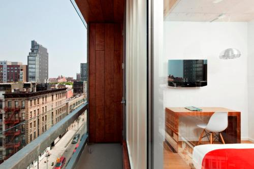 Habitación Superior con cama grande y balcón - Adaptada para personas con discapacidad del hotel Nolitan Hotel. Foto 3