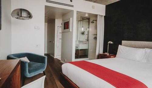 Habitación Superior con cama grande y balcón del hotel Nolitan Hotel