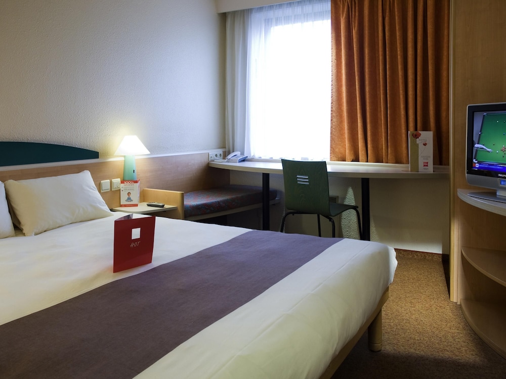 Habitación con 1 cama doble equipada con la nueva ropa de cama del hotel IBIS AIRPORT