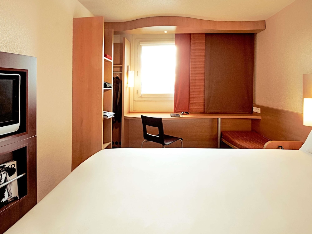 Habitación con 1 cama doble equipada con la nueva ropa de cama del hotel IBIS AIRPORT. Foto 3
