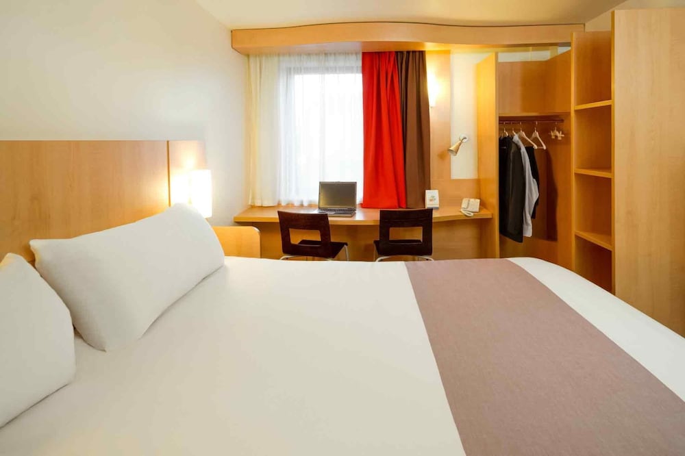 Habitación con 1 cama doble equipada con la nueva ropa de cama del hotel IBIS AIRPORT. Foto 4