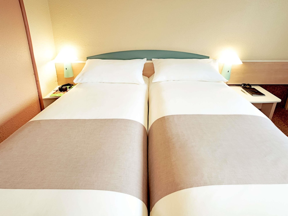 Habitación con 2 camas individuales equipada con la nueva ropa de cama del hotel IBIS AIRPORT. Foto 4