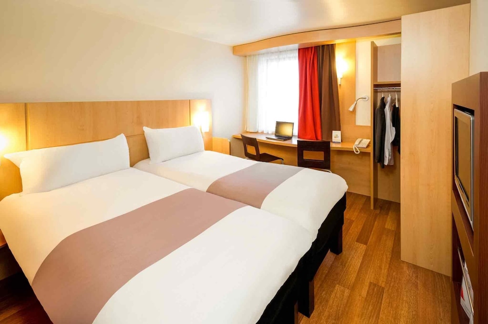 Habitación con 2 camas individuales equipada con la nueva ropa de cama del hotel IBIS AIRPORT. Foto 5