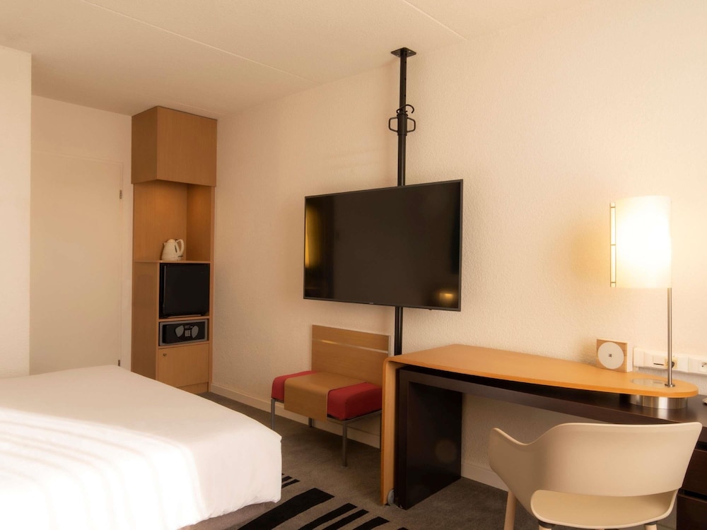 Habitación clásica con 1 cama doble y sofá del hotel Novotel Antwerpen. Foto 5