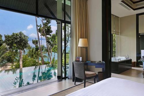 Villa con piscina y vistas parciales al océano del hotel Banyan Tree Samui