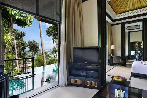 Villa con piscina y vistas parciales al océano del hotel Banyan Tree Samui. Foto 1
