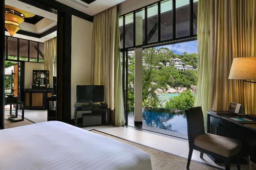 Villa con piscina y vistas parciales al océano del hotel Banyan Tree Samui. Foto 2