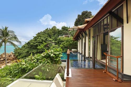 Villa con piscina y vistas parciales al océano del hotel Banyan Tree Samui. Foto 3