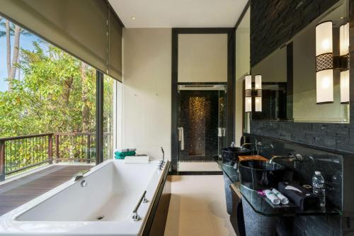 Villa con piscina y vistas parciales al océano del hotel Banyan Tree Samui. Foto 4