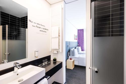 2 camas individuales del hotel Lindner Frankfurt Sportpark, Part Of Jdv By Hyatt. Foto 4