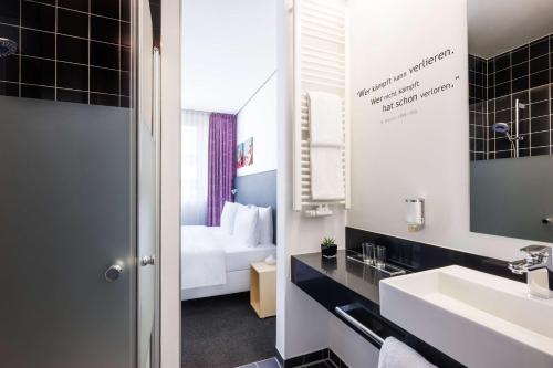 1 Cama King del hotel Lindner Frankfurt Sportpark, Part Of Jdv By Hyatt. Foto 1
