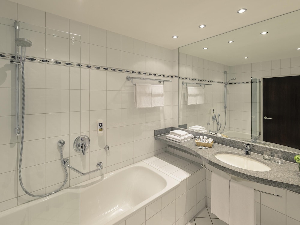 Habitación Estándar con cama doble del hotel Mercure Trier Porta Nigra. Foto 3