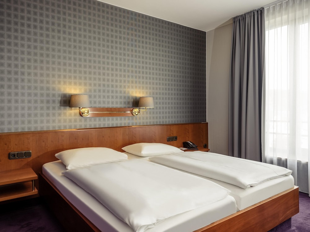 Habitación Superior con cama doble y vistas a la Porta Nigra del hotel Mercure Trier Porta Nigra. Foto 2