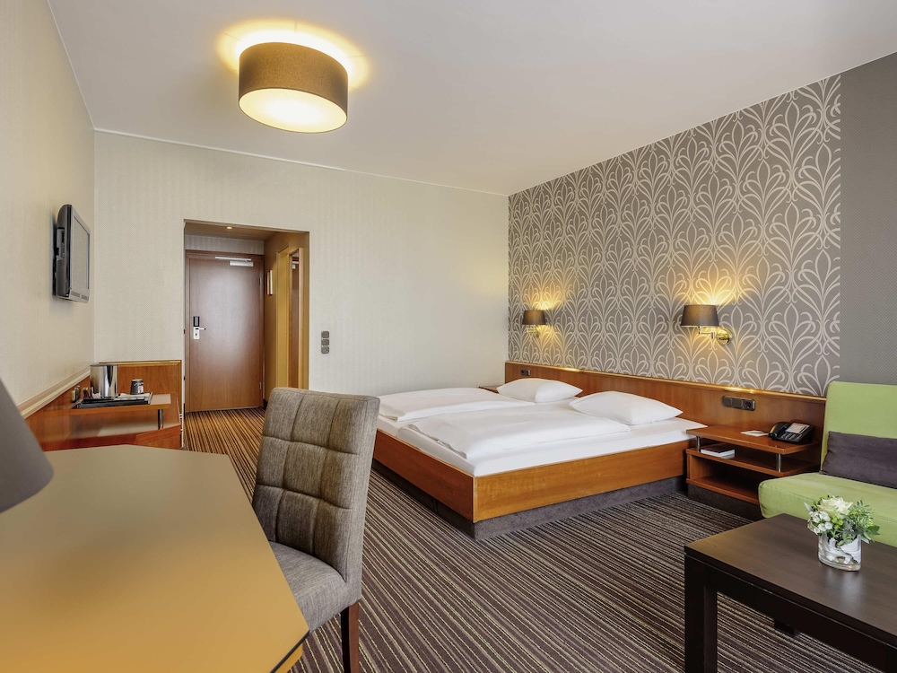 Habitación Privilege con cama doble y sofá del hotel Mercure Trier Porta Nigra. Foto 4