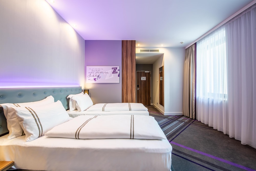 Habitación estándar con 2 camas individuales del hotel Premier Inn Frankfurt City Centre. Foto 1