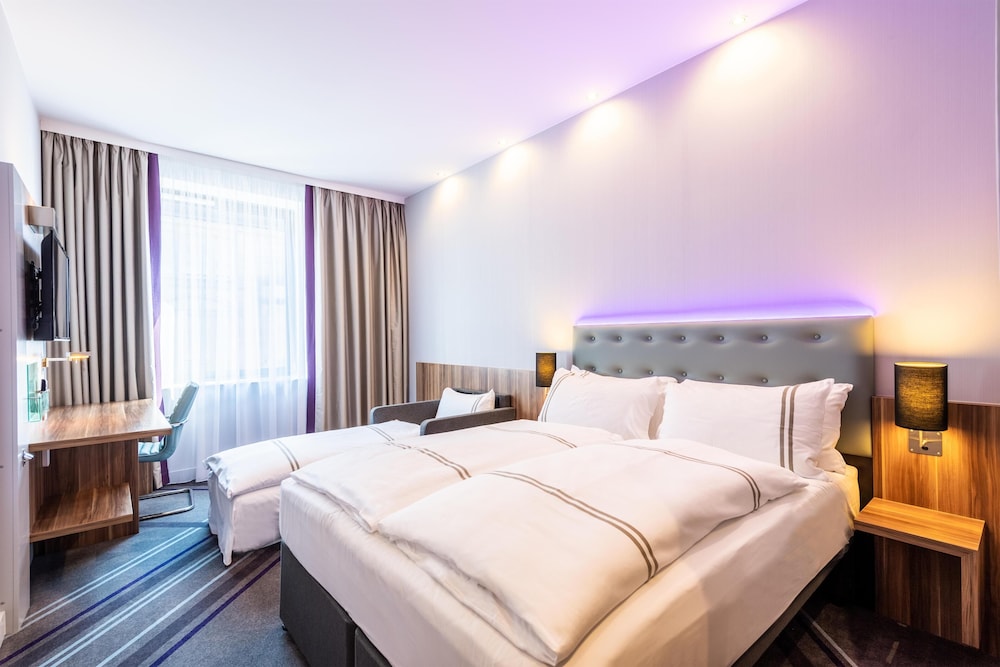 Habitación triple familiar del hotel Premier Inn Frankfurt City Centre. Foto 1