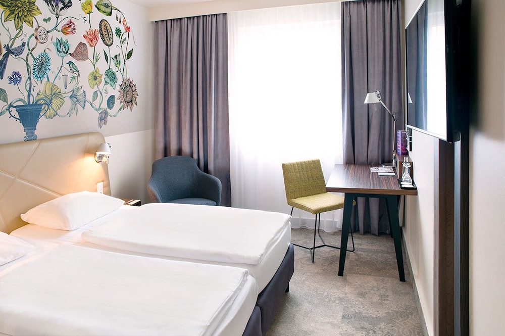 Habitación superior con cama queen - size y vistas al jardín del hotel Mercure Berlin City. Foto 3