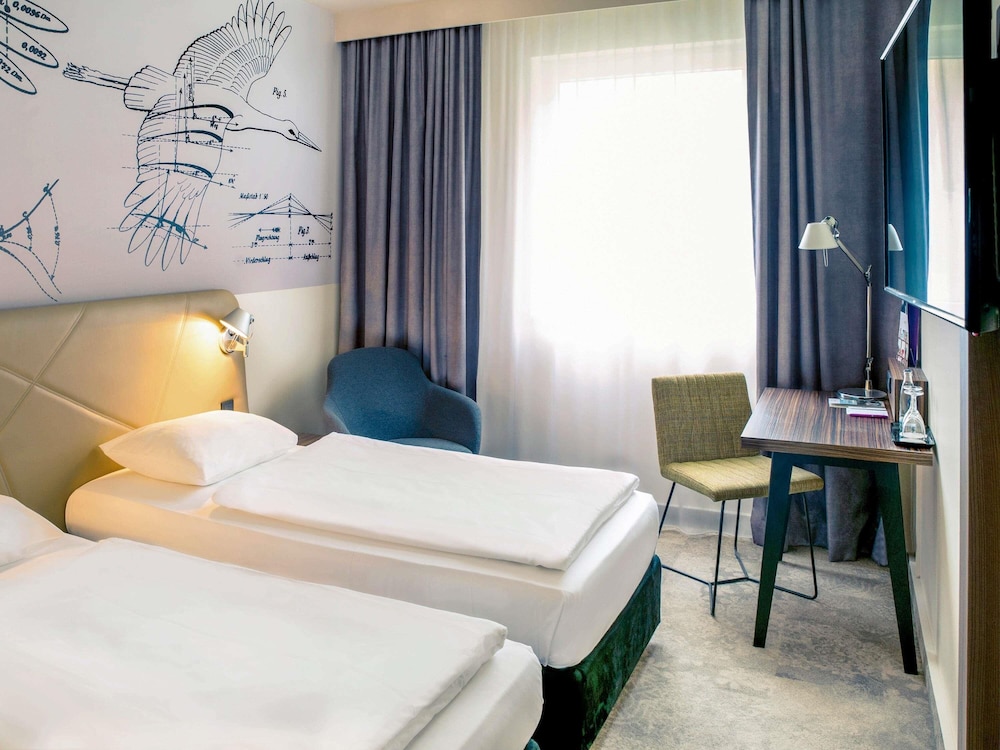 Habitación superior con una cama doble y vistas al jardín del hotel Mercure Berlin City. Foto 5