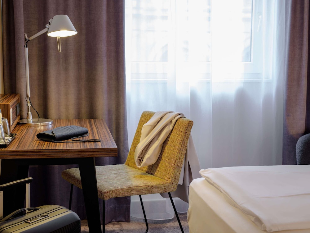 Habitación superior con una cama doble y vistas al jardín del hotel Mercure Berlin City. Foto 6
