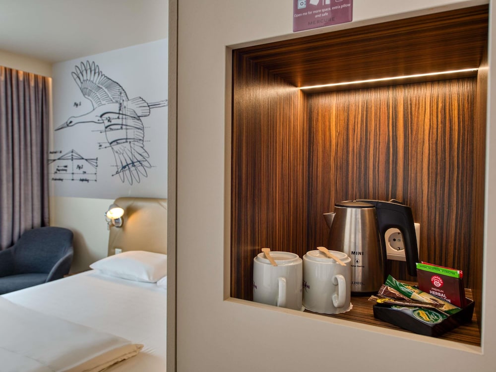 Habitación superior con una cama doble y vistas al jardín del hotel Mercure Berlin City. Foto 10