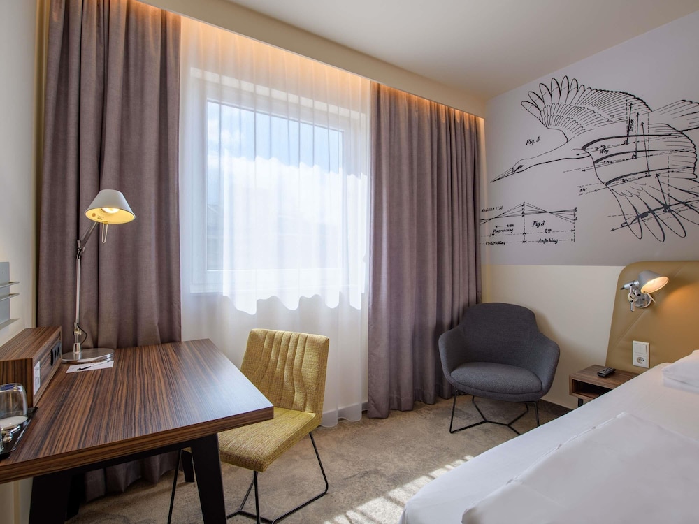 Habitación superior con una cama doble y vistas al jardín del hotel Mercure Berlin City. Foto 19
