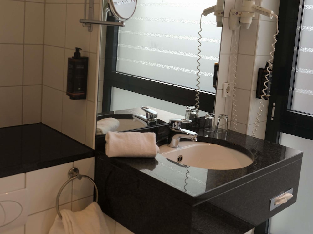 Habitación Standard con cama de matrimonio del hotel Mercure Aachen Am Dom. Foto 5