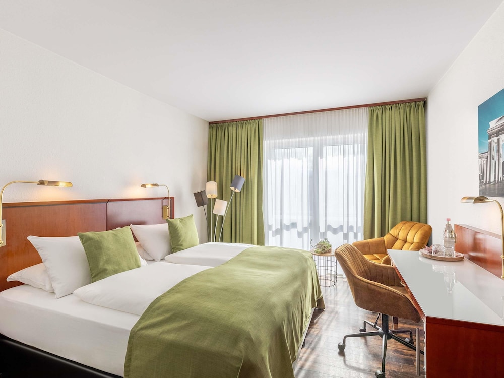 Habitación clásica con cama king size, aire acondicionado y vistas al patio. Admite mascotas del hotel Mercure Bad Oeynhausen City