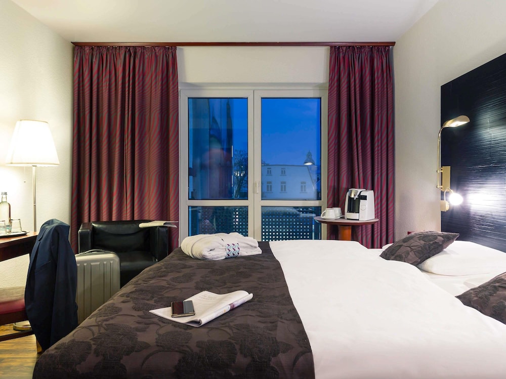 Habitación clásica con cama king size, aire acondicionado y vistas al patio. Admite mascotas del hotel Mercure Bad Oeynhausen City. Foto 5