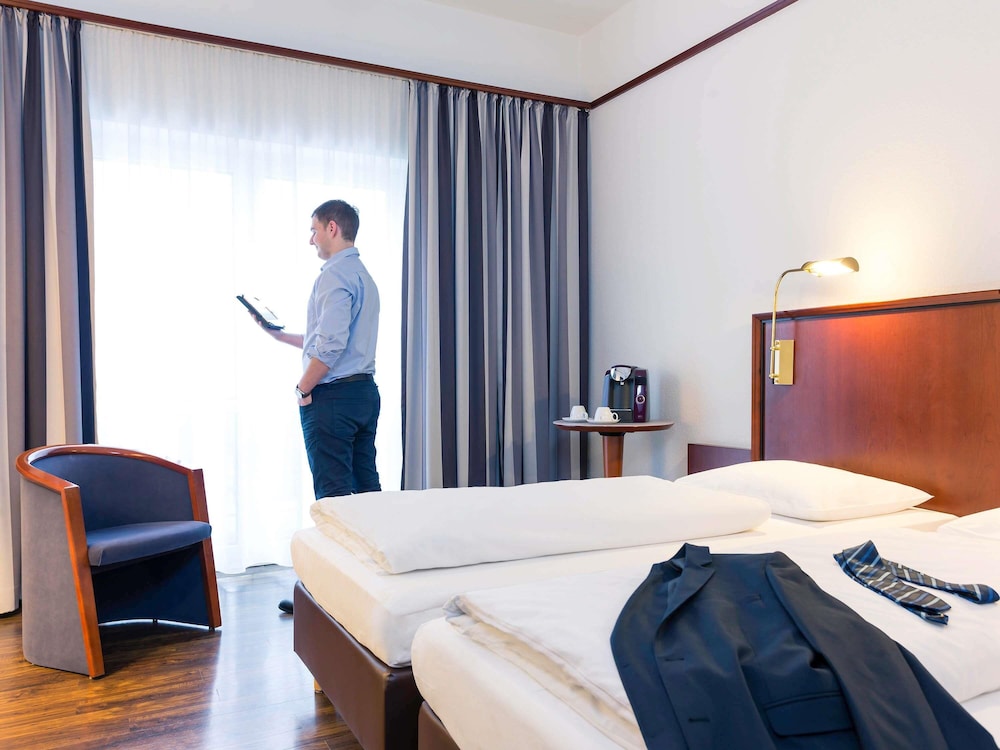 Habitación estándar clásica con vistas a la ciudad y 2 camas individuales (90×200 cm). Admite mascotas del hotel Mercure Bad Oeynhausen City. Foto 1