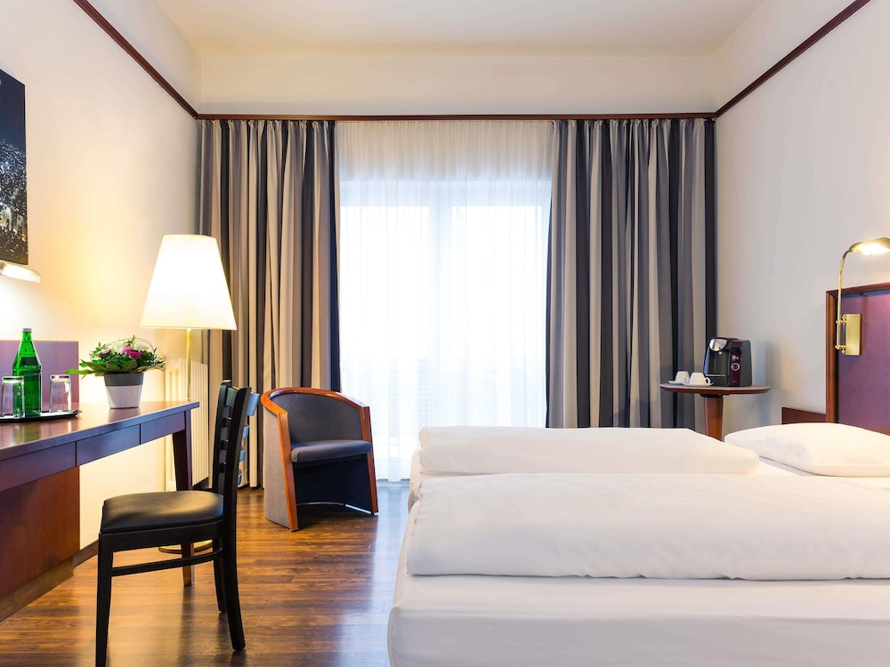 Habitación estándar clásica con vistas a la ciudad y 2 camas individuales (90×200 cm). Admite mascotas del hotel Mercure Bad Oeynhausen City. Foto 3