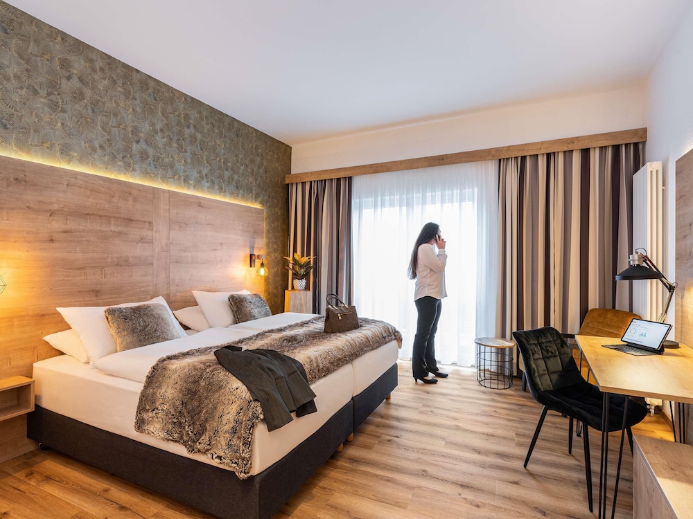 HABITACIÓN PRIVILEGE - Cama king size (180×200 cm) - MINI NEVERA - CAFÉ NESPRESSO - VISTAS AL PATIO del hotel Mercure Bad Oeynhausen City. Foto 1
