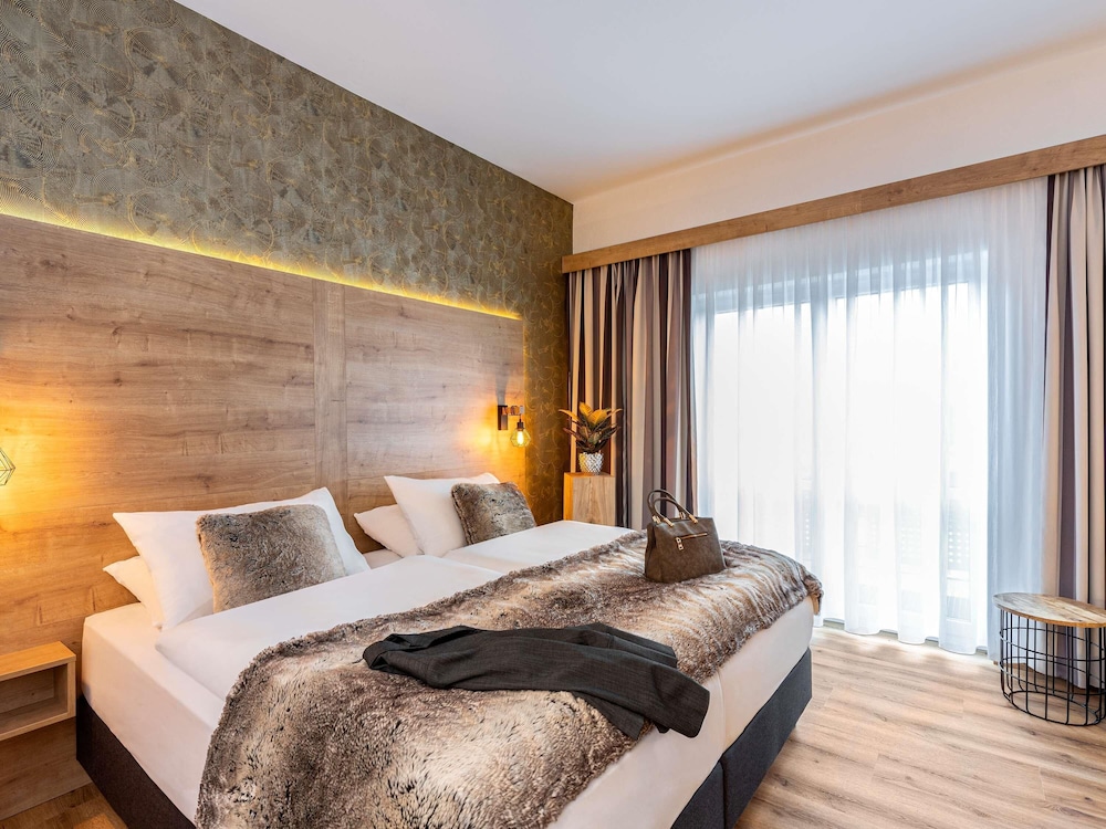 HABITACIÓN PRIVILEGE - Cama king size (180×200 cm) - MINI NEVERA - CAFÉ NESPRESSO - VISTAS AL PATIO del hotel Mercure Bad Oeynhausen City. Foto 2