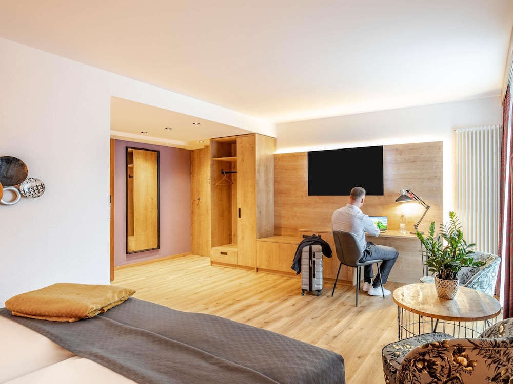 Habitación accesible para sillas de ruedas con dos camas individuales, nevera, cafetera NESPRESSO y aire acondicionado del hotel Mercure Bad Oeynhausen City
