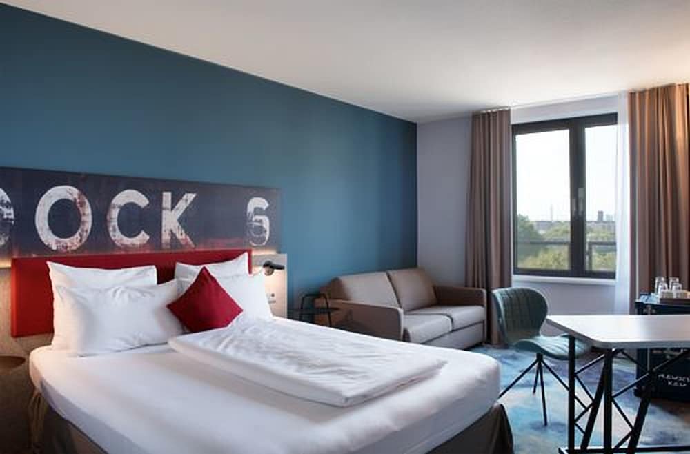 Habitación Privilege con cama king - size y sofá - cama, ubicación tranquila, minibar ALLin del hotel Mercure Hamburg City. Foto 6