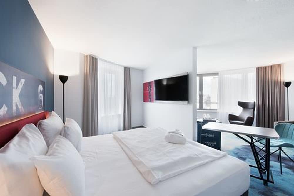 Suite Junior con cama king - size y sofá - cama, minibar ALLin del hotel Mercure Hamburg City. Foto 2