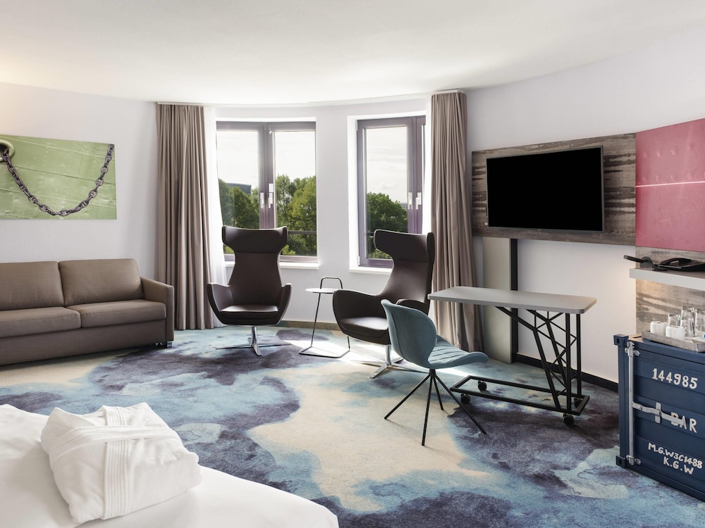 Suite Junior con cama king - size y sofá - cama, minibar ALLin del hotel Mercure Hamburg City. Foto 5