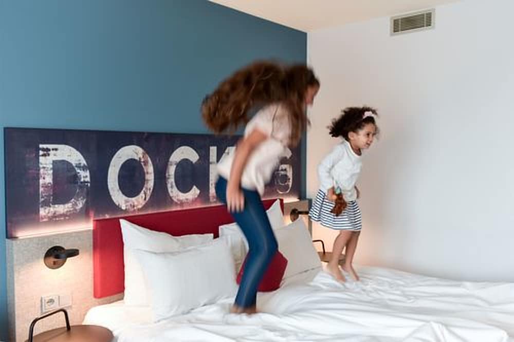 Suite Junior con cama king - size y sofá - cama, minibar ALLin del hotel Mercure Hamburg City. Foto 9