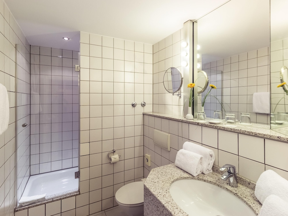 Habitación Privilege con cama queen - size del hotel Mercure Köln City Friesenstraße. Foto 5