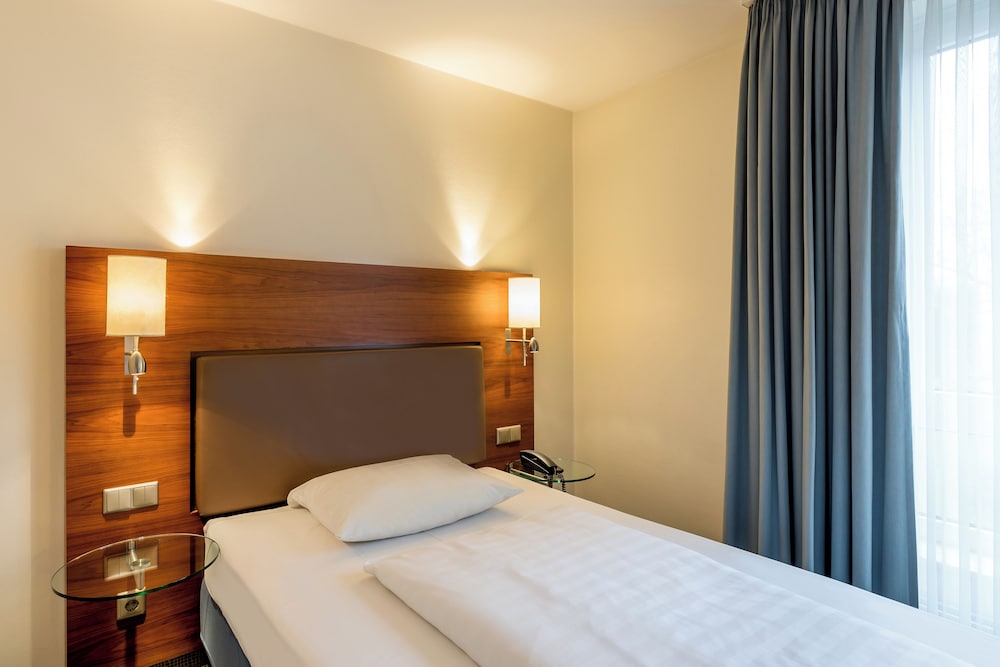 Habitación estándar con una cama individual del hotel Sunday München Airport Freising. Foto 1