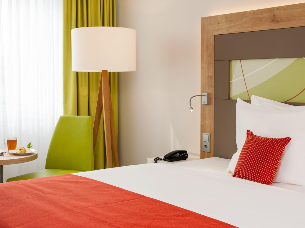 Habitación Standard con cama doble del hotel Mercure Saarbrücken City. Foto 2